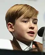 Maxwell Jenkins interprète Will Robinson.