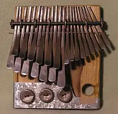 Lamelles métalliques montées sur un support plat en bois