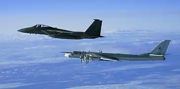 Un chasseur F-15 Eagle escortant un Tu-95 de l'armée de l'air russe en 2006.