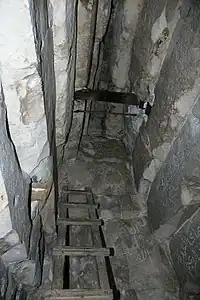 Encorbellements de la première chambre funéraire