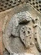 Chapiteau des animaux musiciens : lion jouant de la viole.