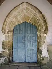 Portail de style ogival.