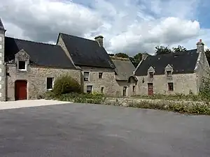 Maisons anciennes en granite du village de Locmaria.