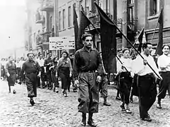 Membres du mouvement He-Haluts défilant à Będzin le 1er mai 1934 (ou 1935)