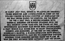 Plaque commémorative dédiée à Sikorski située à l'extrémité des Tunnels du Grand Siège (en) à Gibraltar