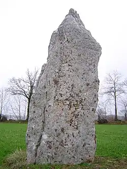 Le menhir de la Pierre Blanche.