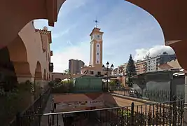 Vue de la tour depuis l'intérieur du marché.