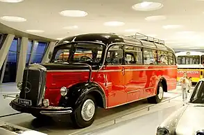 Photo de la vue avant d'un car de couleur rouge.