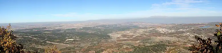 Vue vers le nord depuis le sommet du mont Méron en Haute Galilée (certaines parties du sud du Liban sont visibles en arrière-plan)
