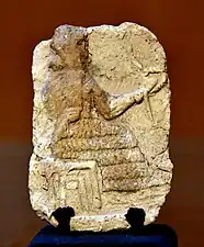 Divinité (Shamash ?) sur son trône tenant l'anneau/cercle et le bâton. Plaque en terre-cuite de l'époque paléo-babylonienne. Musée de Souleimaniye.