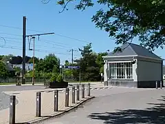 La gare en 2013, vue depuis l'entrée du parking.