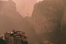 Oiseaux en vol au-dessus du monastère de Roussanou, janvier 2016.