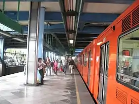 Une rame a la station.