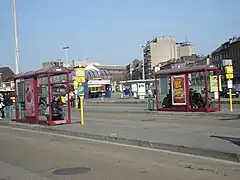 Entrée est de la station depuis la gare des bus.