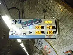 Ligne 13, 16 h 28Direction Saint-Denis (flèche bleue - prochain train) :- 1er train dans 3 minutes- 2e train dans 9 minutesDirection Asnières - Gennevilliers (flèche jaune) - (éteinte) :- 1er train dans 6 minutes- 2e train dans 12 minutes. Variante des lignes 7 et 13 sur leurs tronc commun.