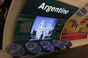 Panneau culturel lumineux de la station Argentine rénovée.