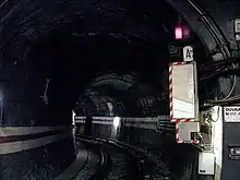 Partant sur la gauche, une voie à sens unique constituant la boucle de retournement.