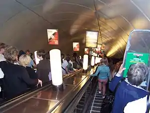 Aux heures de pointe, on tient la droite, les sportifs avalant ou dévalant les marches par la gauche.