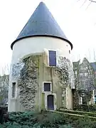 La tour Camoufle, datant du XVe siècle, marque le début de l’avenue.