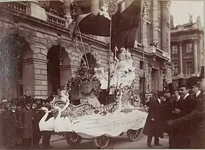 « Le Triomphe », char automobile électrique de la Reine des Reines de Paris, en 1903.