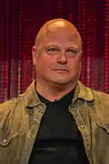 Michael Chiklis interprète Nathaniel Barnes.