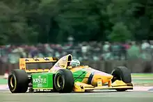 Photo d'une monoplace jaune et verte en piste