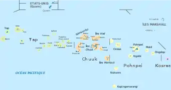 Carte en couleur. Les quatre États de Micronésie (Yap, Chuuk, Pohnpei et Kosrae) sont des îles entourées de couleur.