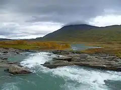 La rivière Miellätno près de son embouchure dans le lac Virihaure