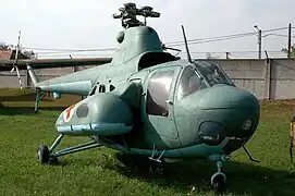 Un hélicoptère Mil Mi-1 survole la jungle pour traquer les héros.