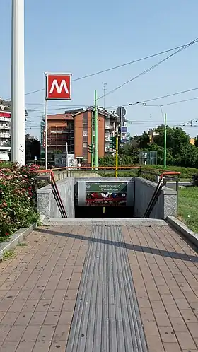 Une bouche d'accès à la station.