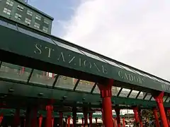 Entrée de la gare revue par Gae Aulenti en 1999.