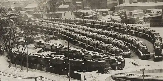Un groupe de 58 locomotives Alco prêt à être expédié en France durant l'hiver 1917-1918.