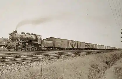 Un train d'essai sur le réseau américain. Pour la circonstance, la locomotive a été équipée de l'attelage automatique avec marchepied, d'un projecteur central, d'une paire de « marker lamps » ainsi que d'une cloche.