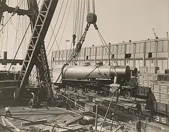 Chargement à l'aide d'une grue sur barge.
