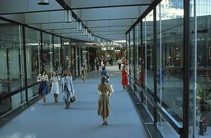 Photographie des années 1980 montrant l'intérieur d'un passage vitré.