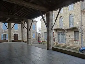 La halle et les maisons alentour.