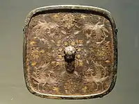 Miroir avec médaillon floral, raùeaux végétaux, oiseaux et insectes, VIIe siècle