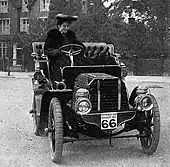 Photo d'une femme conduisant une voiture.