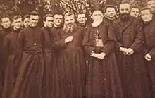 Candidats des Missions étrangères de Paris entourant Mgr de Guébriant