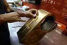 Au premier plan une pendule sans son mouvement