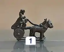 Quadrige tiré par quatre équidés (onagres ?), Tell Agrab, DA III. Musée national d'Irak.