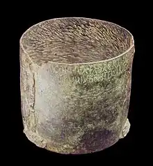 Un muid, c.-à-d. un récipient de forme cylindrique.