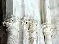 Chapelle sud, chapiteaux dans l'angle nord-est.