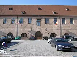 Façade d'un bâtiment du XVIIIe siècle à deux niveaux.