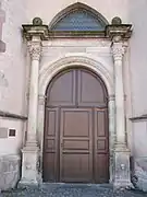 Portail principal baroque du XVIIe siècle.