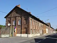 Le coron devant la fosse.