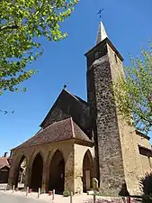Le clocher carré à meurtrières de l'église.