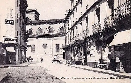 Ancienne « rue du Château Vieux » (actuelle rue Robert Wlérick), une des premières de la cité, reliant le château vicomtal à l'église prieurale de la Madeleine, dans le bourg Vieux. L'hôtel Richelieu est visible sur la droite.