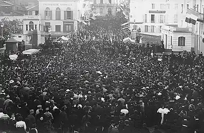 La place investie par la foule le jour de l'armistice du 11 novembre 1918.