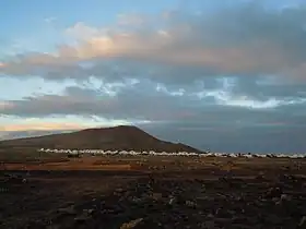 Vue de la Montaña Roja depuis la plaine de la Carabela.